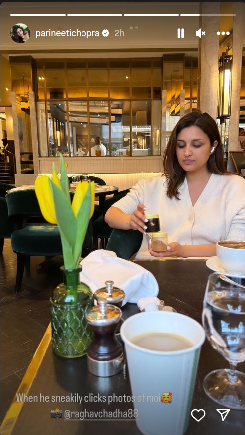 कॉफी शॉप में बैठकर ये काम कर रही थी Parineeti Chopra, पति राघव चड्ढा ने चुपके से क्लिक कर ली तस्वीर