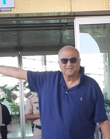 एयरपोर्ट पर पैपराजी के साथ मस्ती करने लगे बोनी कपूर, पापा की इस हरकत पर बेटी Janhvi Kapoor ने कही ये बात